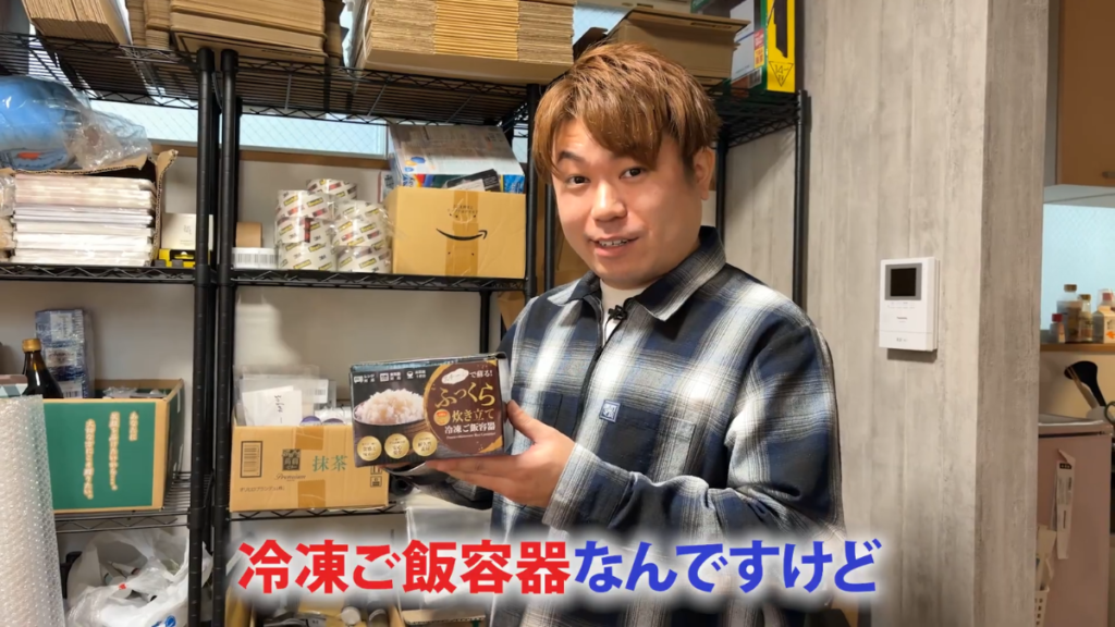自社ブランドで開発した冷凍容器を見せる嶋田さん