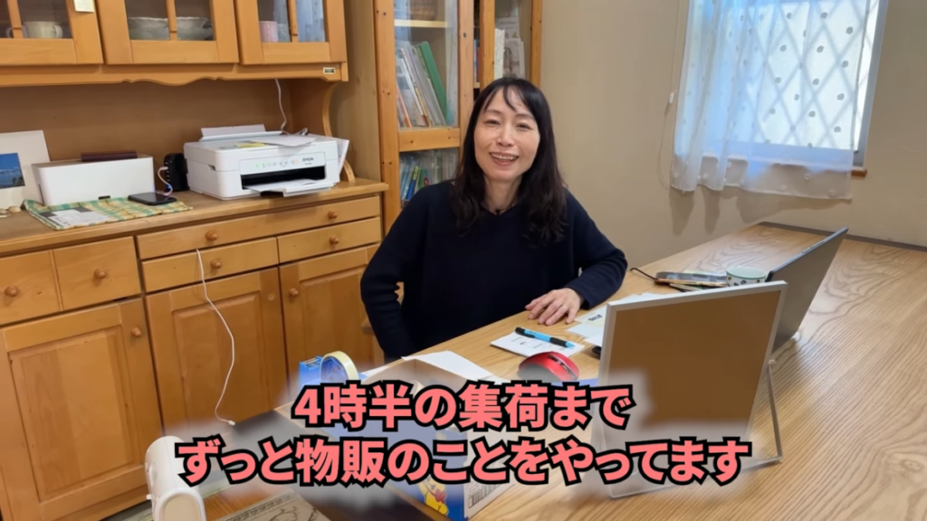 リビングで作業をしながらインタビューに答える南さん。夕方4時半の集荷まで自宅で物販の作業を行い、学校から帰ってくる子どもたちを家で出迎えるという、新しい働き方を実現している様子。