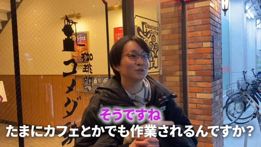 コメダ珈琲店の前でカフェでの作業についてインタビューに答える七夕かおりさん