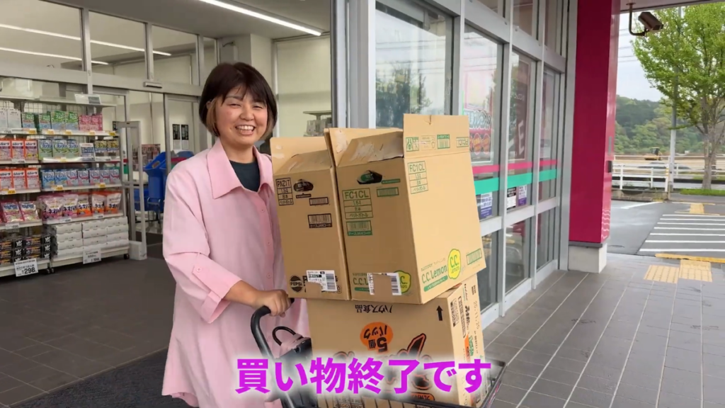 スーパーやディスカウントストアでカート山積みに商品を仕入れる物販実践の様子