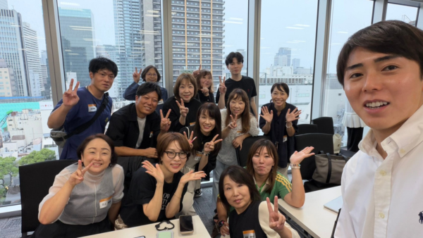 大阪オフ会で生徒と代表が記念写真を撮る様子